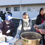 あつあつのおしるこを振る舞う参加者ら