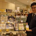 百貨店のお歳暮ギフトコーナーでPRする担当者=岡山県津山市で