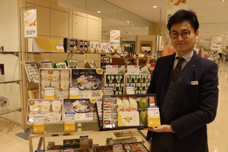 百貨店のお歳暮ギフトコーナーでPRする担当者=岡山県津山市で