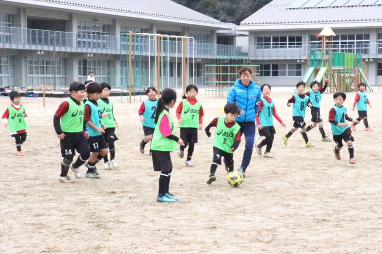 選手とミニゲームを楽しむ子どもたち=岡山県美咲町で