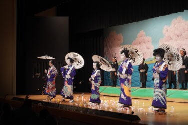 「弁天娘女男白浪稲生川勢揃いの場」の一場面=岡山県奈義町で