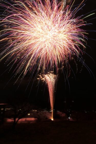新年を祝う色とりどりの花火=岡山県津山市で