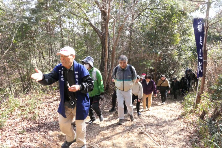 山城本丸跡地を目指す参加者=岡山県津山市で