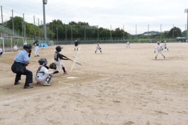 元気いっぱいにプレーする小学生たち=岡山県津山市で
