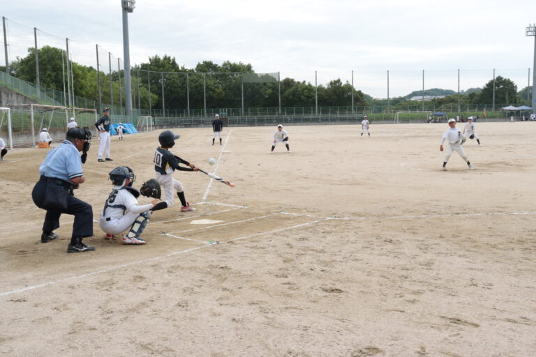 元気いっぱいにプレーする小学生たち=岡山県津山市で