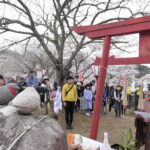 うそ鳥大明神の前で自作の祝詞を読むうそ神主＝岡山県美咲町で