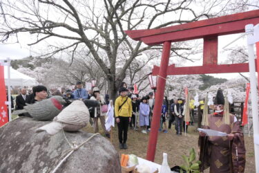 うそ鳥大明神の前で自作の祝詞を読むうそ神主＝岡山県美咲町で