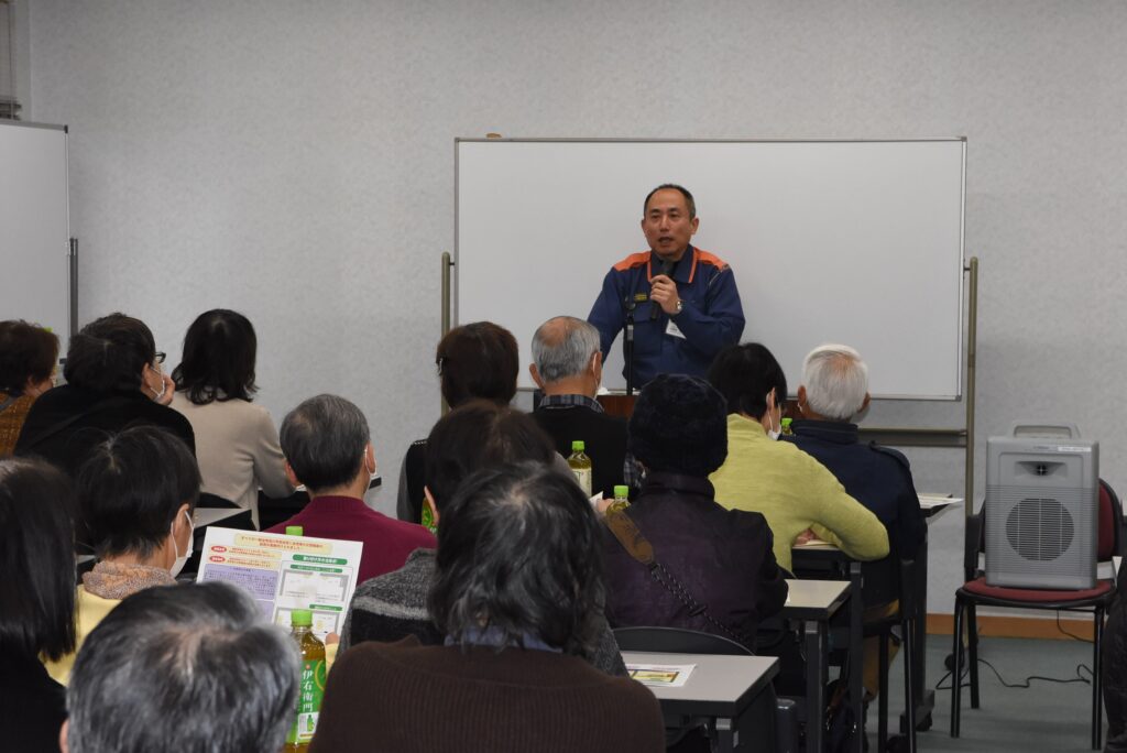 避難時の心構えなどについて話す津山圏域消防組合職員