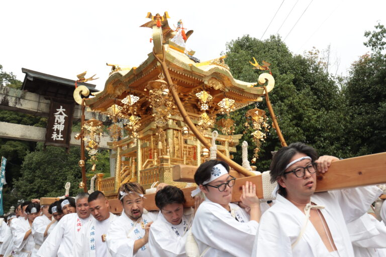 大隅神社を出発する黄金色の大みこし＝岡山県津山市で