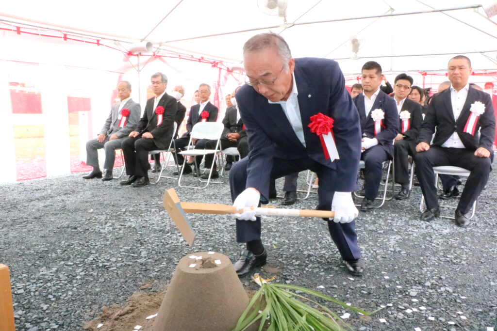 神事でくわ入れをする水嶋町長