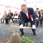 神事でくわ入れをする水嶋町長