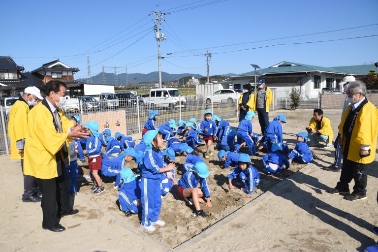 津山さくらライオンズクラブ芳野こども園で砂場清掃作業