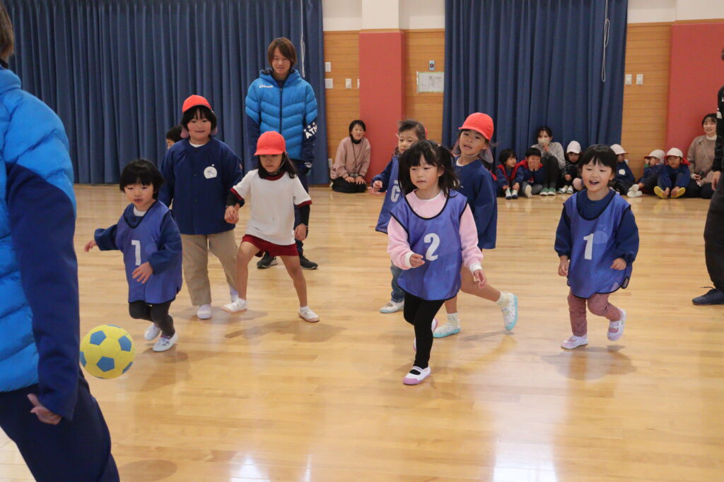 園児とサッカー交流を楽しむ選手たち