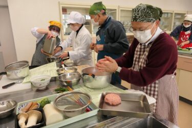 調理に励む高校生とシニア世代男性=岡山県津山市で