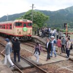 スローライフ列車から降りる乗客たち=岡山県津山市、美作加茂駅で