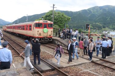 スローライフ列車から降りる乗客たち=岡山県津山市、美作加茂駅で