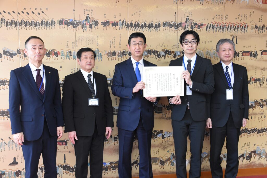 昨年に続き2回目の寄付を行ったアイ・サポートの長澤順社長ら