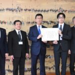 昨年に続き2回目の寄付を行ったアイ・サポートの長澤順社長ら