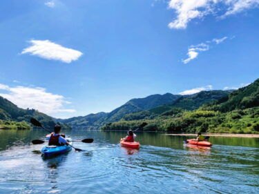 ゆったりとカヤックで湖面を進む参加者（鏡野観光局提供）＝岡山県鏡野町で