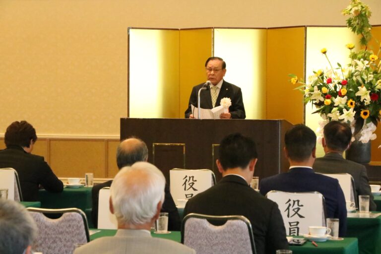 総代会であいさつする田村会長