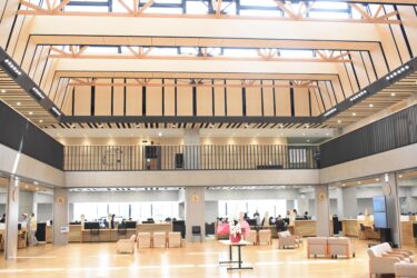 業務が始まった美作市の新庁舎=岡山県美作市で