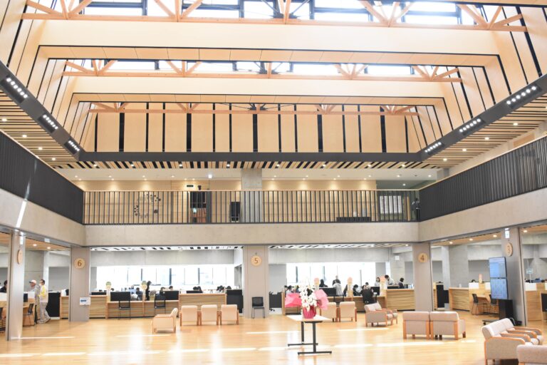 業務が始まった美作市の新庁舎=岡山県美作市で
