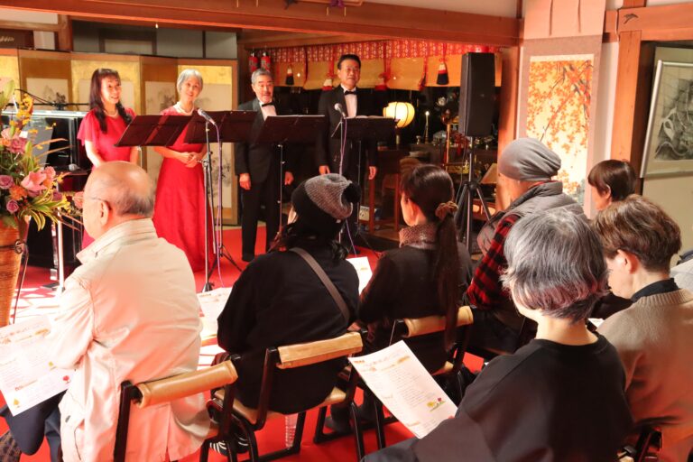 来場者を楽しませたもみじ祭りのコンサート=岡山県津山市で