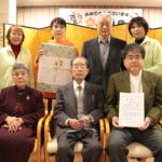 満100歳を迎えた室井さん（中央）=岡山県津山市で