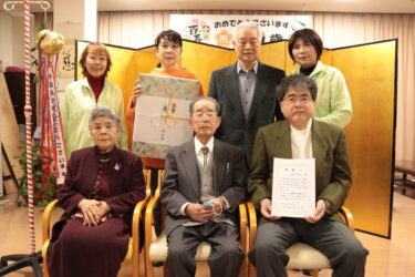 満100歳を迎えた室井さん（中央）=岡山県津山市で