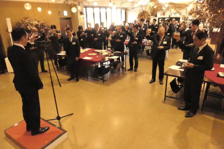 乾杯で新たなスタートを祝う関係者=岡山県真庭市で