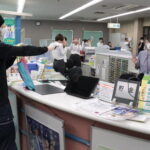 荒々しい声で職員に指示する犯人役の署員＝岡山県美咲町で