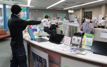 荒々しい声で職員に指示する犯人役の署員＝岡山県美咲町で
