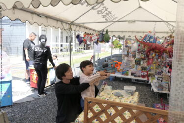 館内で開かれたイベントを楽しむ親子連れ=岡山県津山市で