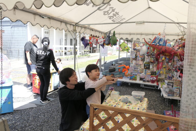 館内で開かれたイベントを楽しむ親子連れ=岡山県津山市で