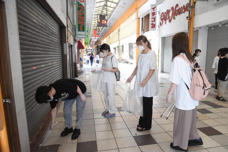 商店街で清掃活動を行う希望高等学園津山校の生徒たち