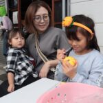 ハロウィーンにちなんだ催しを楽しむ親子