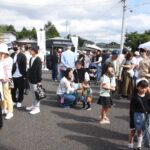 県内の人気グルメや体験ブースがずらりと並んだ会場=岡山県奈義町で