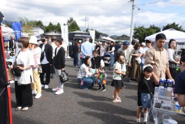 県内の人気グルメや体験ブースがずらりと並んだ会場=岡山県奈義町で