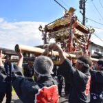 威勢よく練り歩くみこし=岡山県津山市で