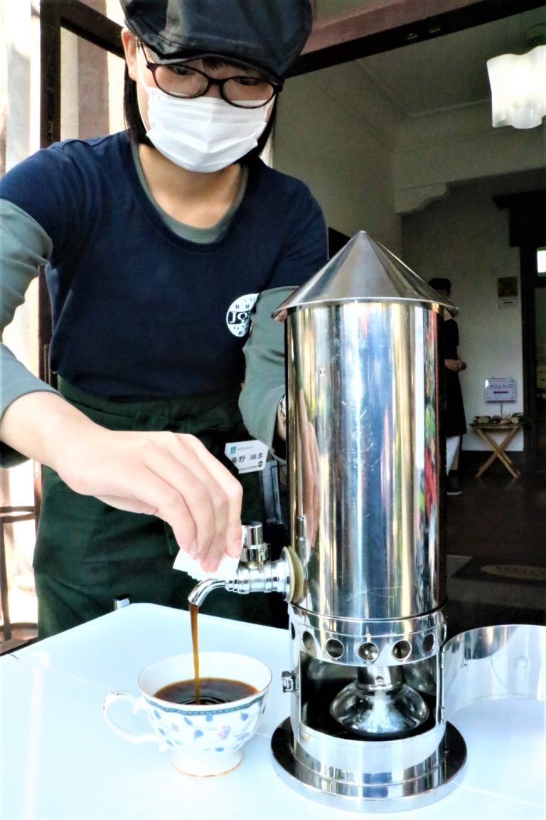 城西浪漫館、コーヒーカンで珈琲提供