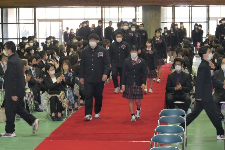 入場する作陽高校最後の卒業生たち