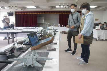 F-14に軍艦、ガンダム　模型サークルが展示会　リアルな作品に感心しきり／岡山・奈義町