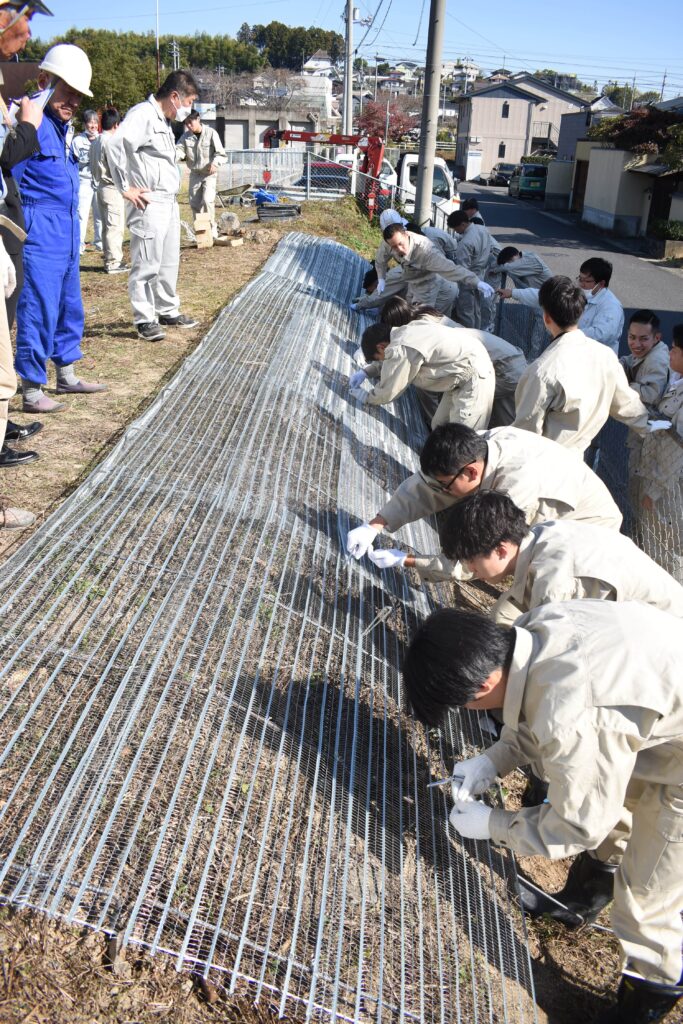 施工実習を行う津山工業高校土木科の生徒たち