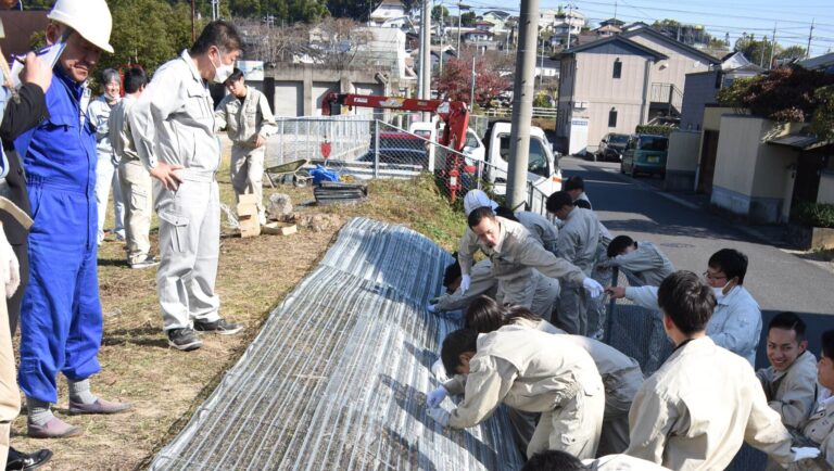 施工実習を行う津山工業高校土木科の生徒たち