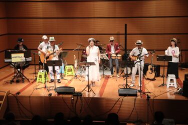 昭和歌謡を奏でるHOSPITALSのメンバー=岡山県鏡野町で