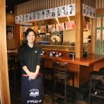 山陰海鮮炉端かば津山店の店内と舟岡さん