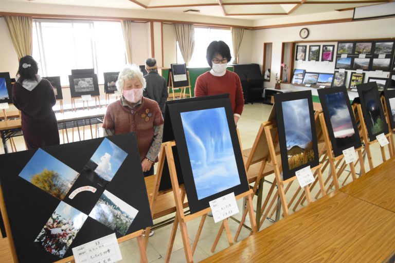 第４回「遺（のこ）したい美しい佐良山の四季・景観展」（佐良山住民自治協議会主催）が５日、平福の佐良山公民館で始まり、地域の魅力を紹介する写真と絵が訪れる人たちを楽しませている