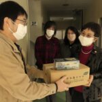 寄贈品を手渡す津山地区更生保護女性会の役員=岡山県津山市で