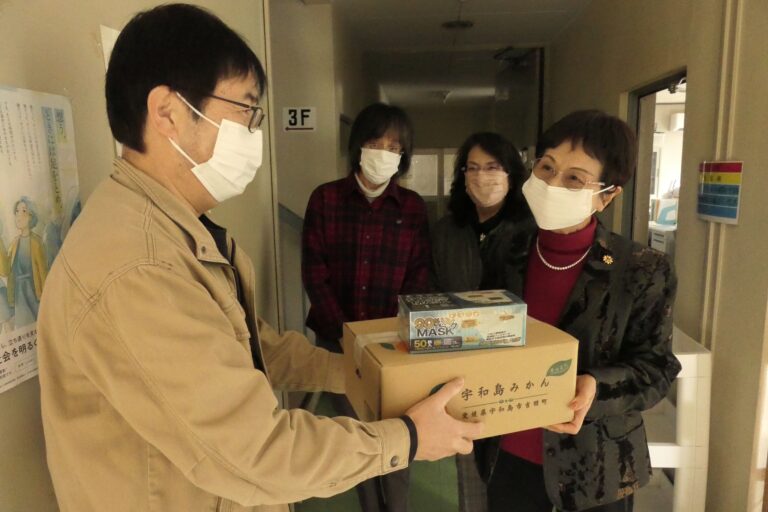 寄贈品を手渡す津山地区更生保護女性会の役員=岡山県津山市で