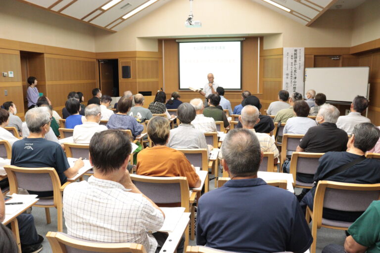 発掘調査から分かる津山の歴史について橋本さんの講義に耳を傾ける参加者＝岡山県津山市で